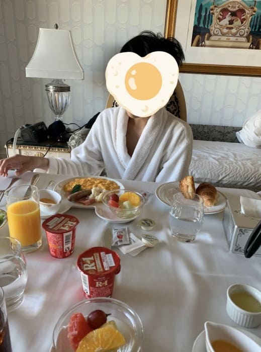 ルームサービスのブレックファーストを食べる寝ぐせがついてる息子の写真