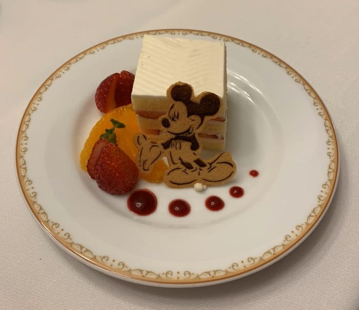 ルームサービスのデザートでミッキーのケーキ