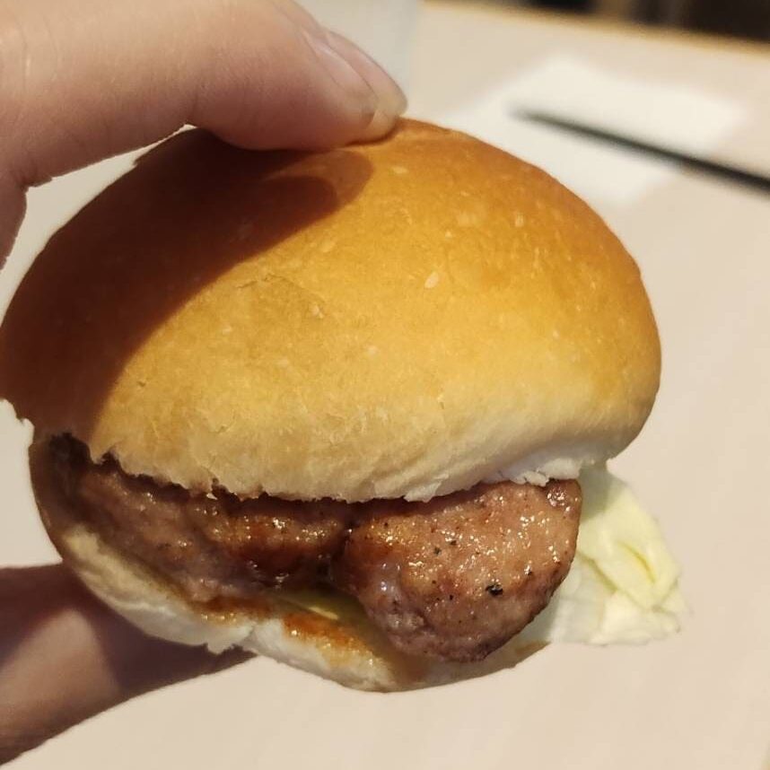 ディスカバーカフェの朝食ブッフェで自作した、ミッキーハンバーガー