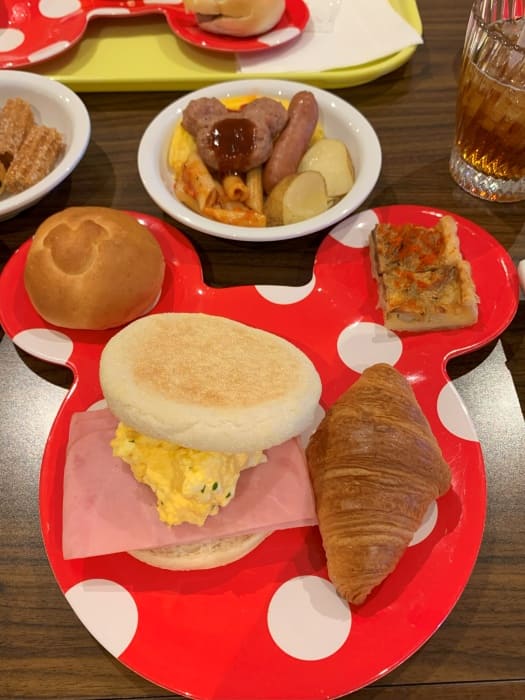 ディスカバーカフェの朝食ブッフェで取り分けたプレートごはん